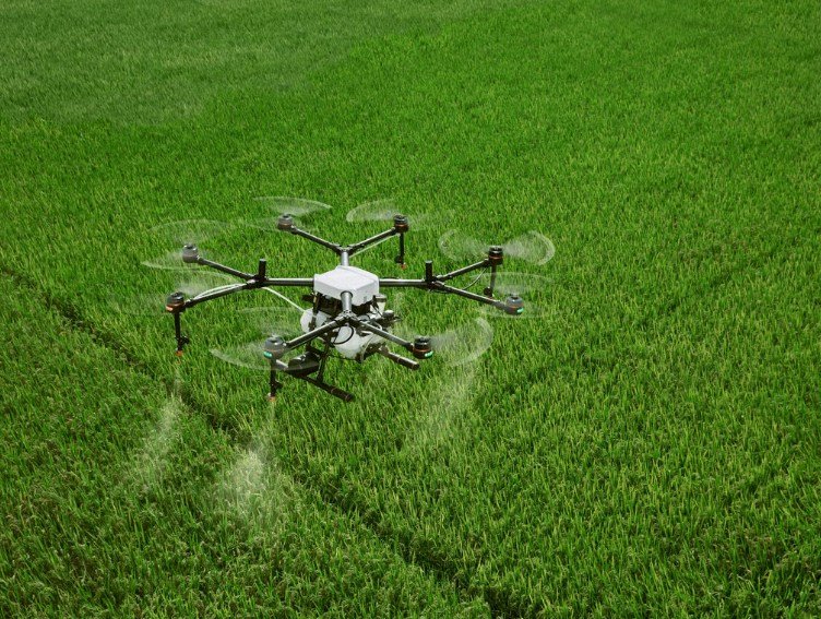Drone agricole survolant un champ de cultures