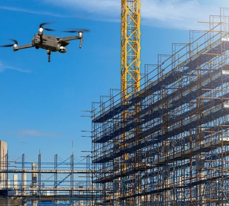 Drone survolant un chantier de construction