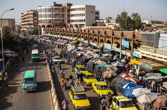 Rue commerçante animée à Bamako — analyse de zone de chalandise