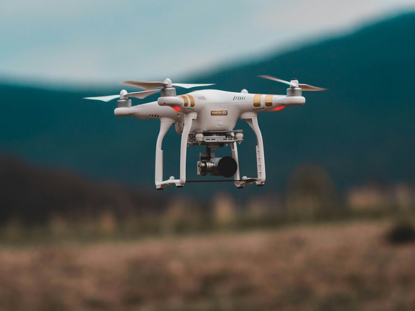 Drone d'acquisition en vol au-dessus d'un paysage
